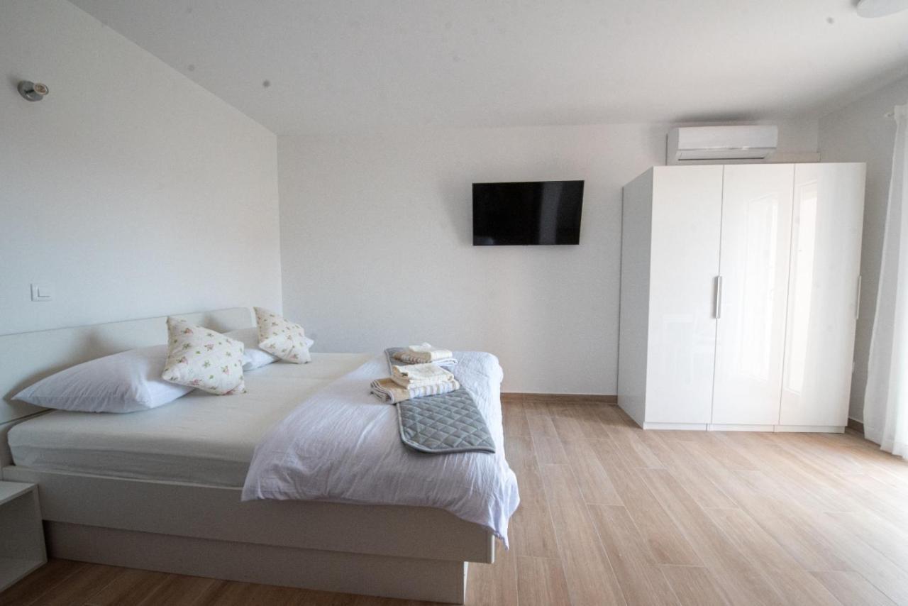 Charming Apartments Duce 奥米什 外观 照片