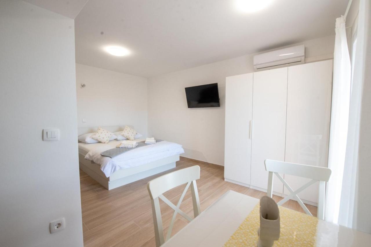 Charming Apartments Duce 奥米什 外观 照片